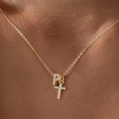Collier pendentif délicat avec initiale et croix en diamant