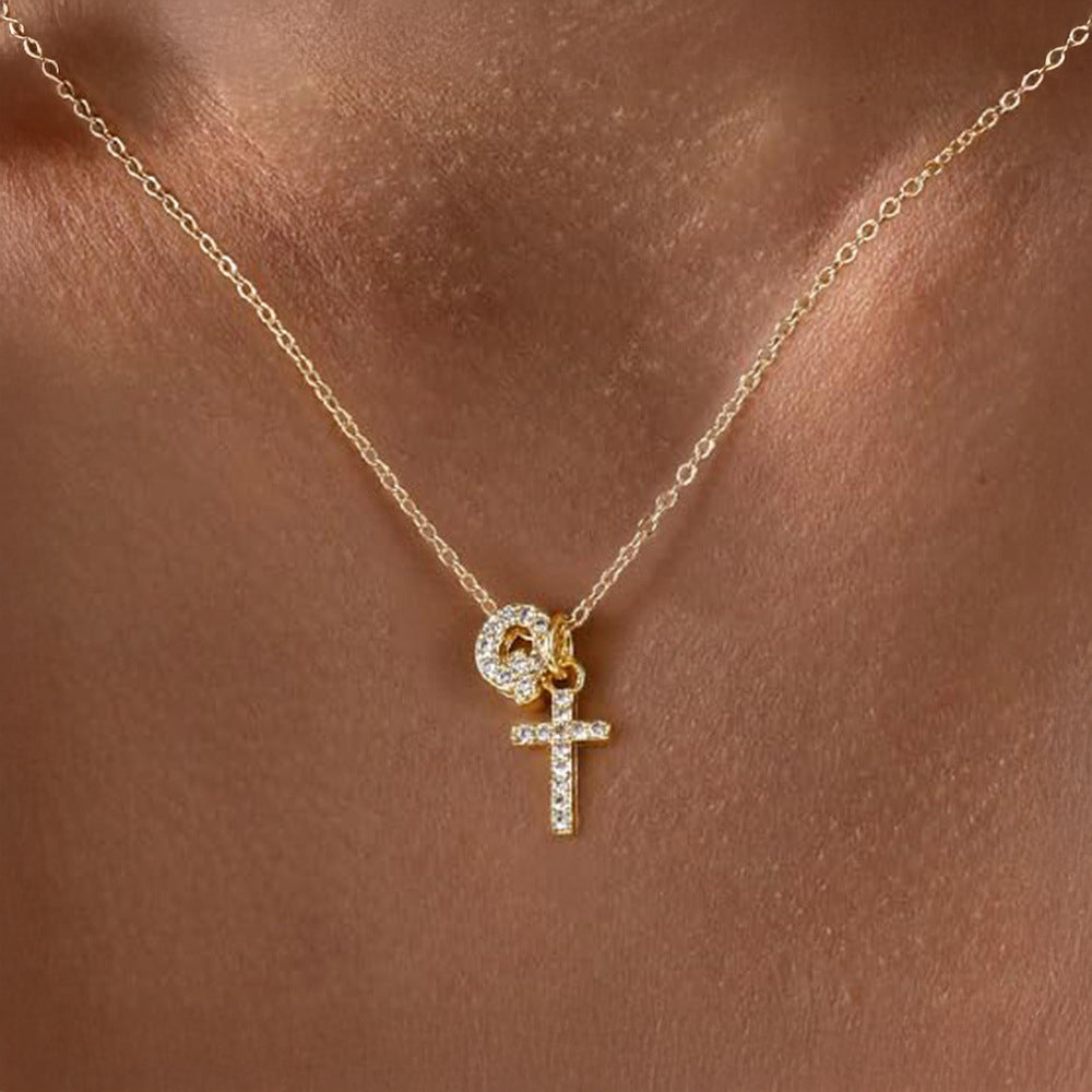 Collier pendentif délicat avec initiale et croix en diamant