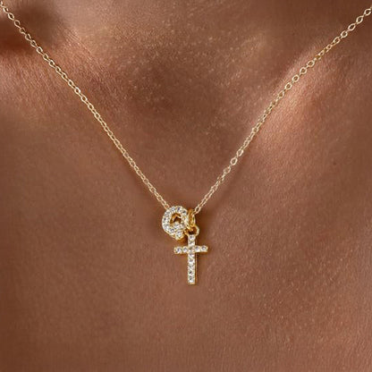 Collier pendentif délicat avec initiale et croix en diamant