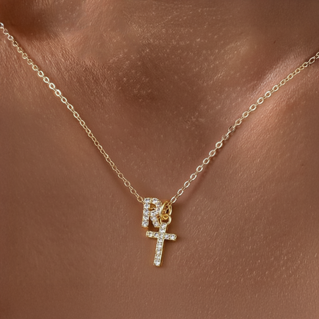 Collier pendentif délicat avec initiale et croix en diamant
