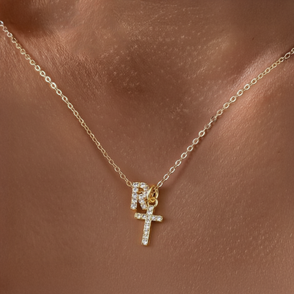 Collier pendentif délicat avec initiale et croix en diamant