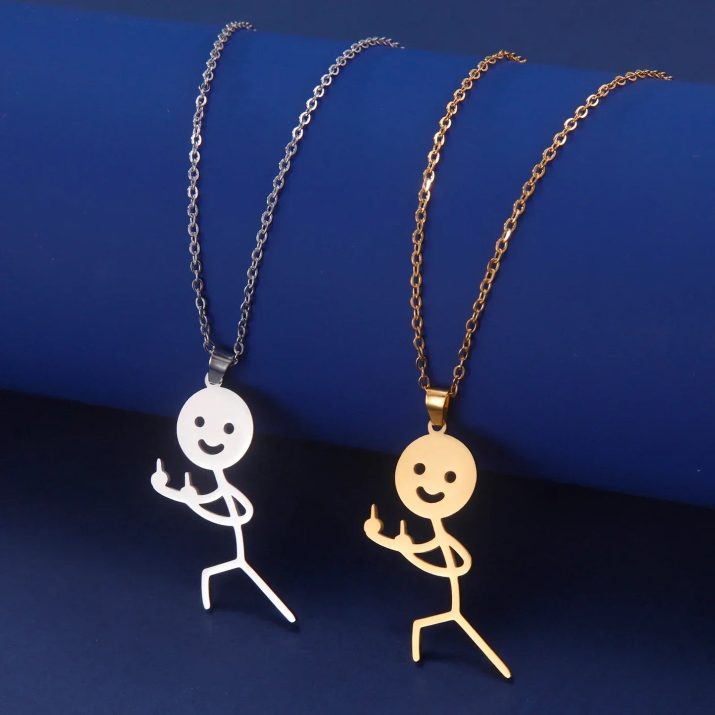 Collier pendentif bonhomme bâton punk amusant avec doigt d'honneur
