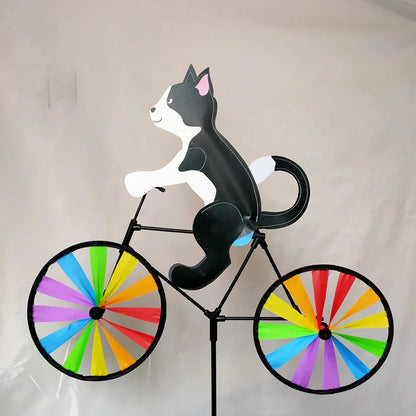 Statue de chat à vélo colorée