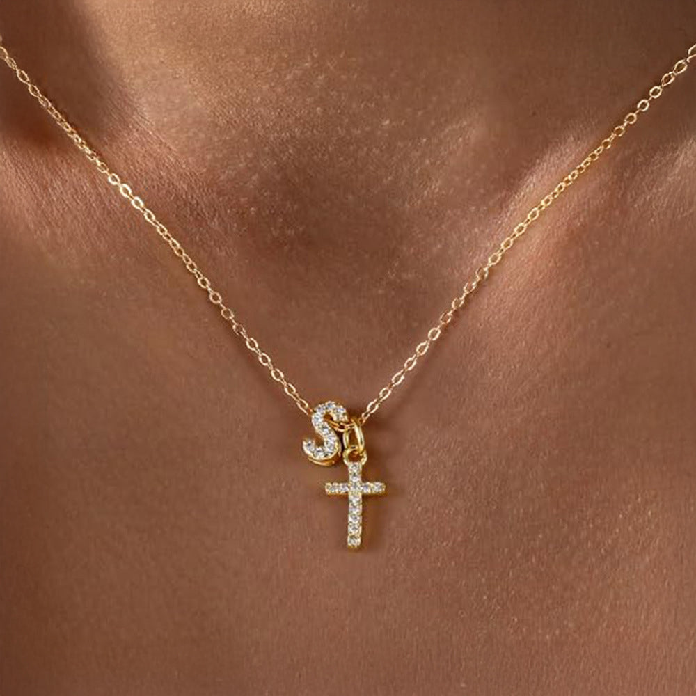 Collier pendentif délicat avec initiale et croix en diamant