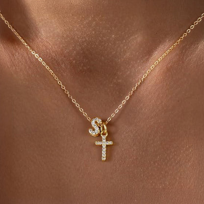 Collier pendentif délicat avec initiale et croix en diamant