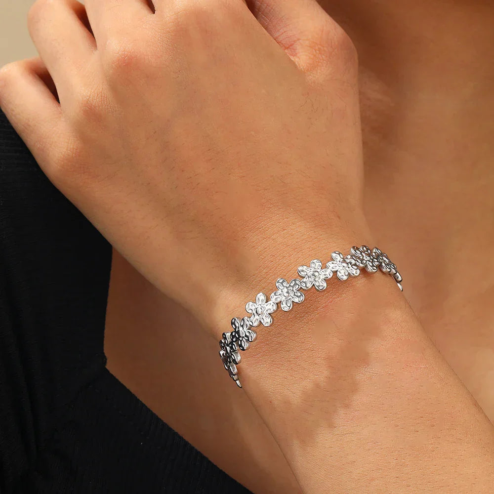 Bracelet manchette élégant à motif floral