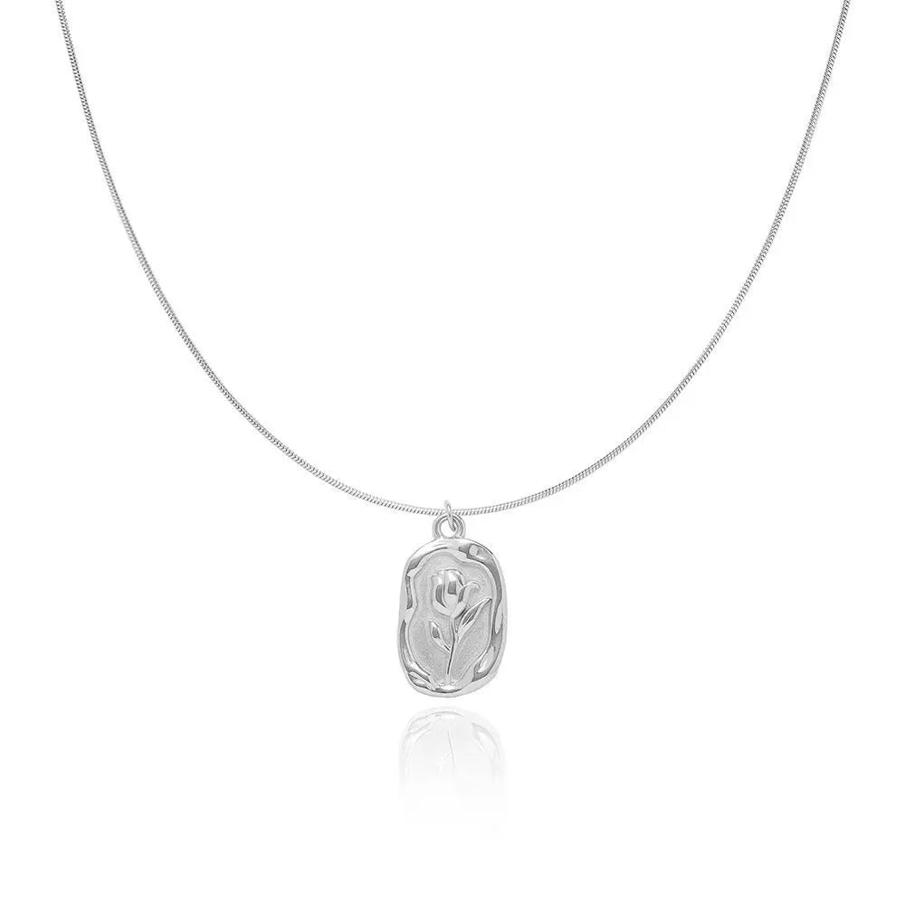 Collier avec pendentif délicat en forme de fleur