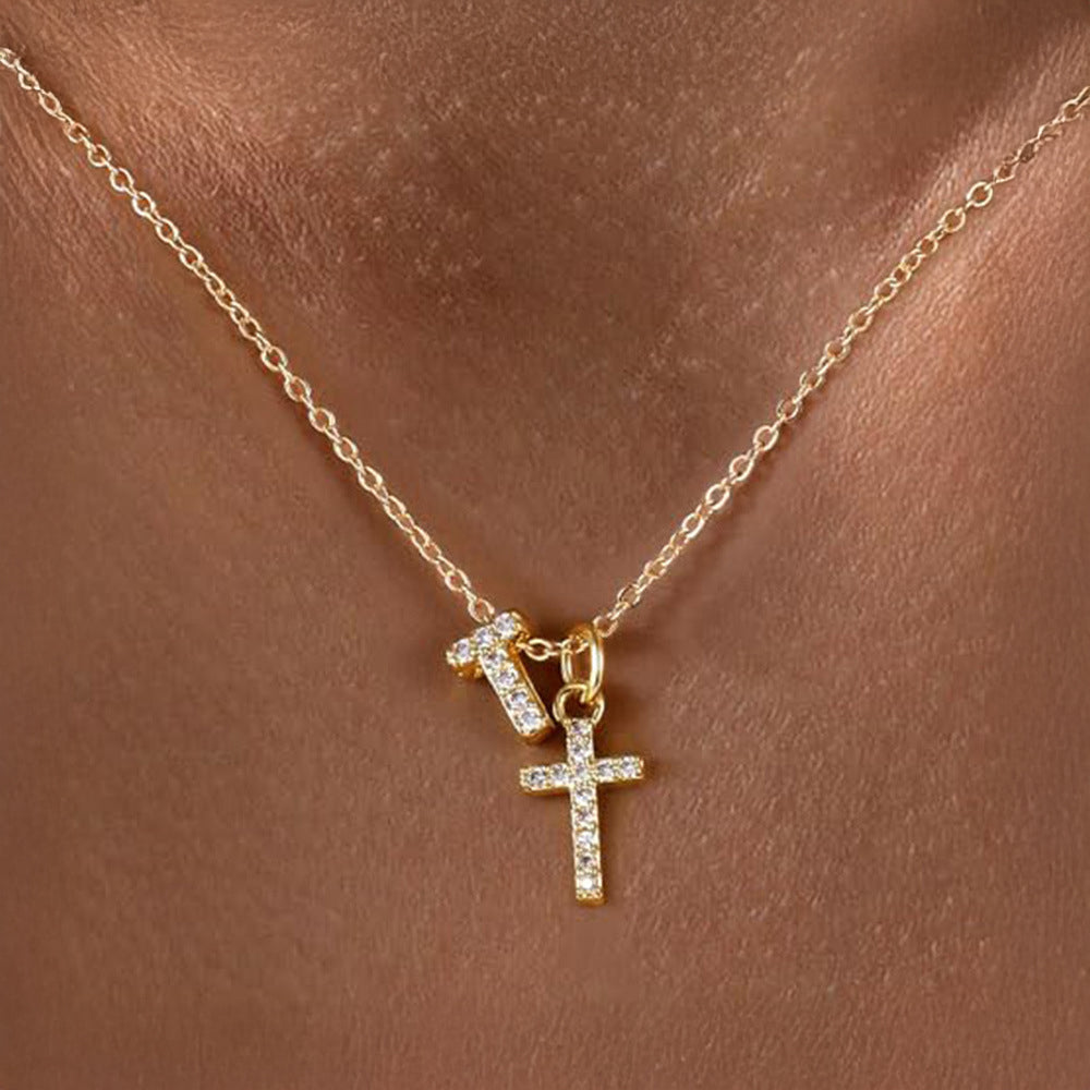 Collier pendentif délicat avec initiale et croix en diamant