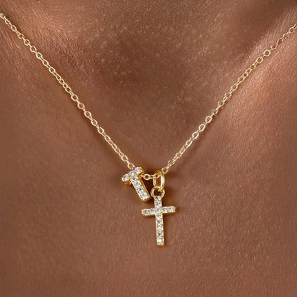 Collier pendentif délicat avec initiale et croix en diamant