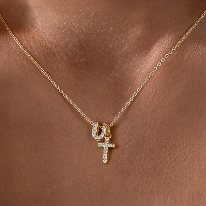Collier pendentif délicat avec initiale et croix en diamant