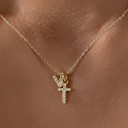 Collier pendentif délicat avec initiale et croix en diamant