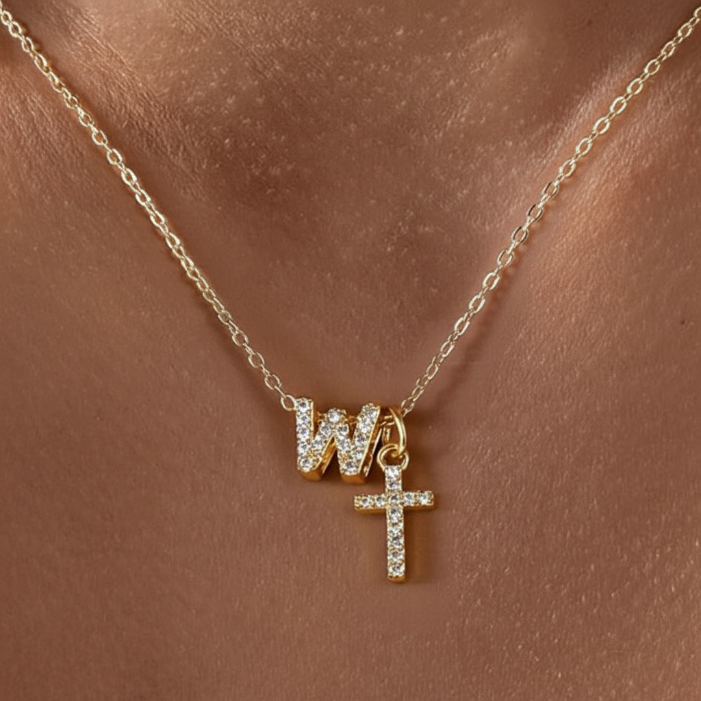 Collier pendentif délicat avec initiale et croix en diamant