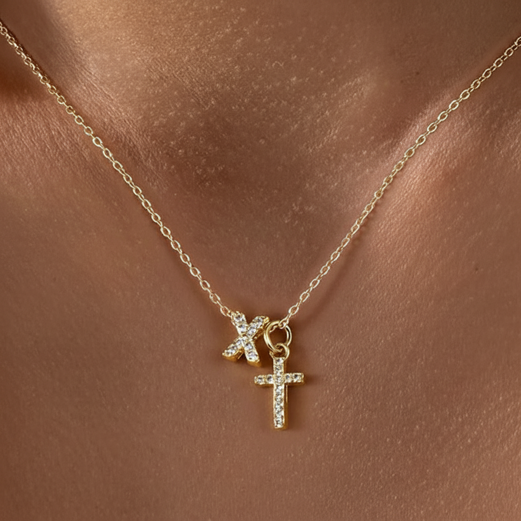 Collier pendentif délicat avec initiale et croix en diamant