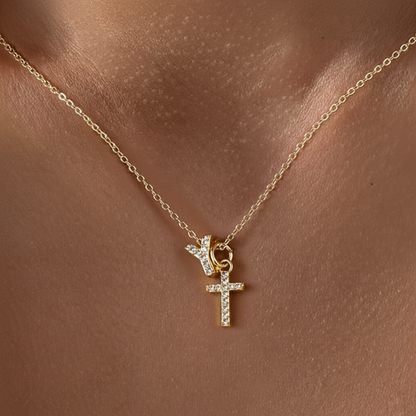 Collier pendentif délicat avec initiale et croix en diamant