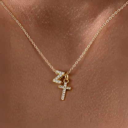 Collier pendentif délicat avec initiale et croix en diamant