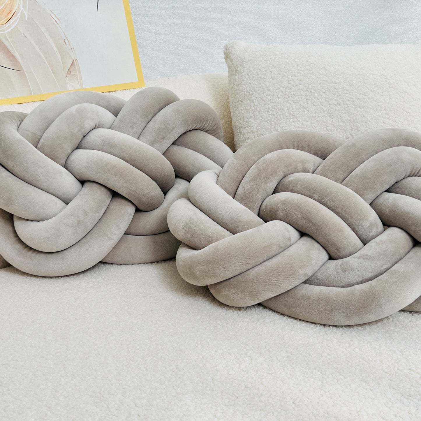 Coussin nuage en peluche avec détail de bouton