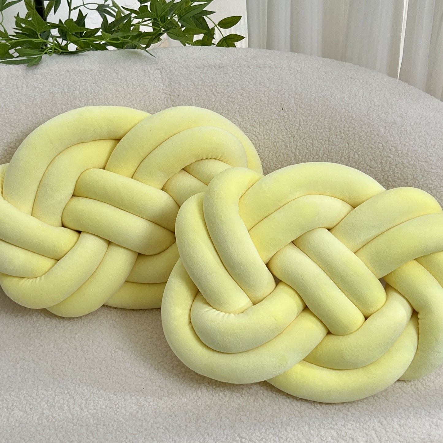 Coussin nuage en peluche avec détail de bouton