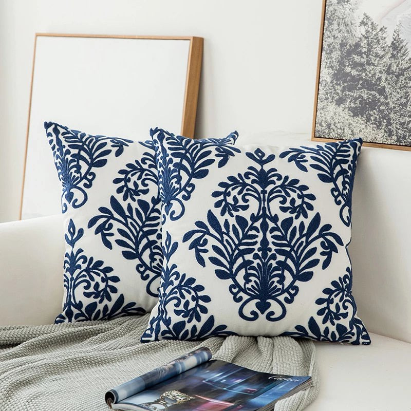 Coussin décoratif à motif floral bleu marine