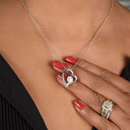 Collier d'amour délicat en forme de cœur serti de diamants