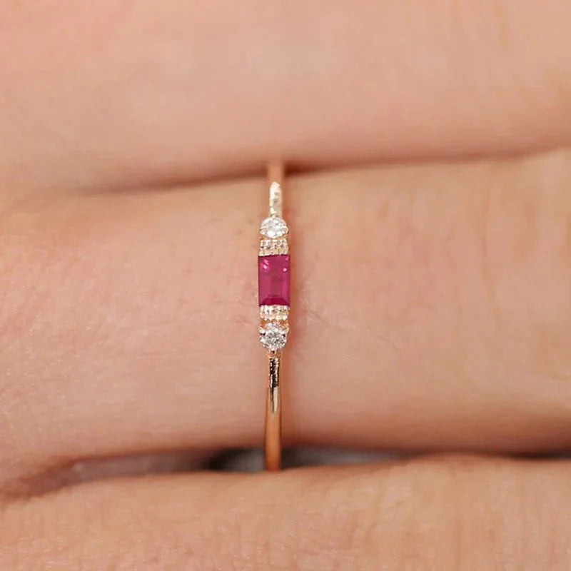 Bague de fiançailles solitaire en petit diamant