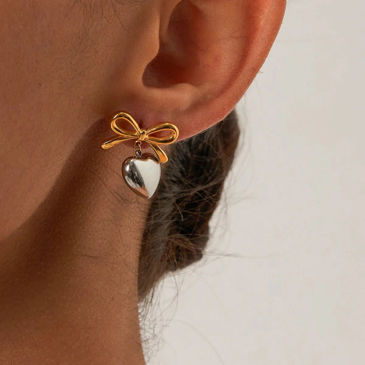 Boucles d'oreilles puces en forme de petit cœur et nœud 