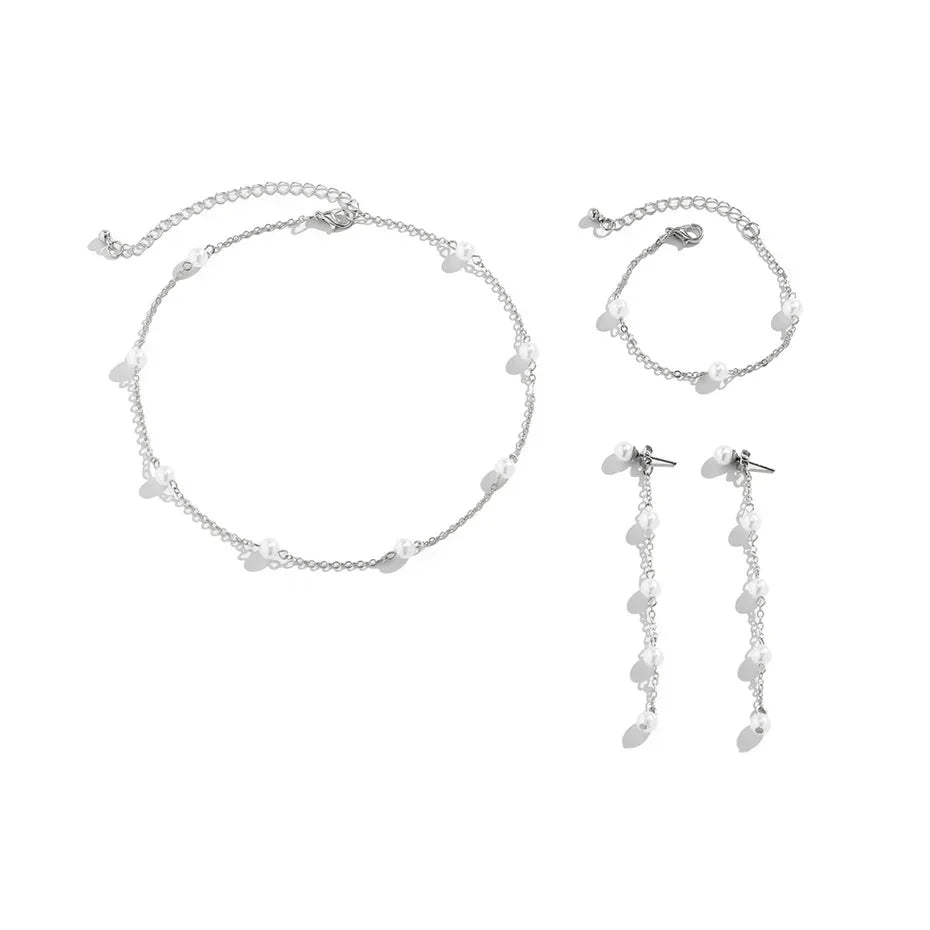 Parure élégante en perles comprenant bracelet, collier et boucles d'oreilles à chaîne. 