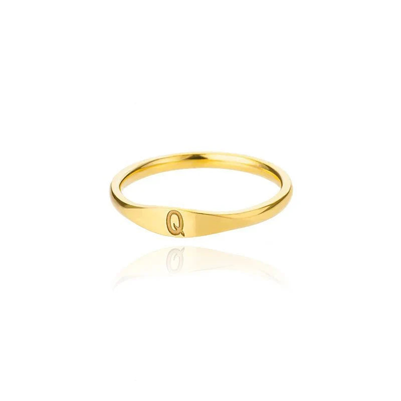 Bague fine et délicate avec initiale