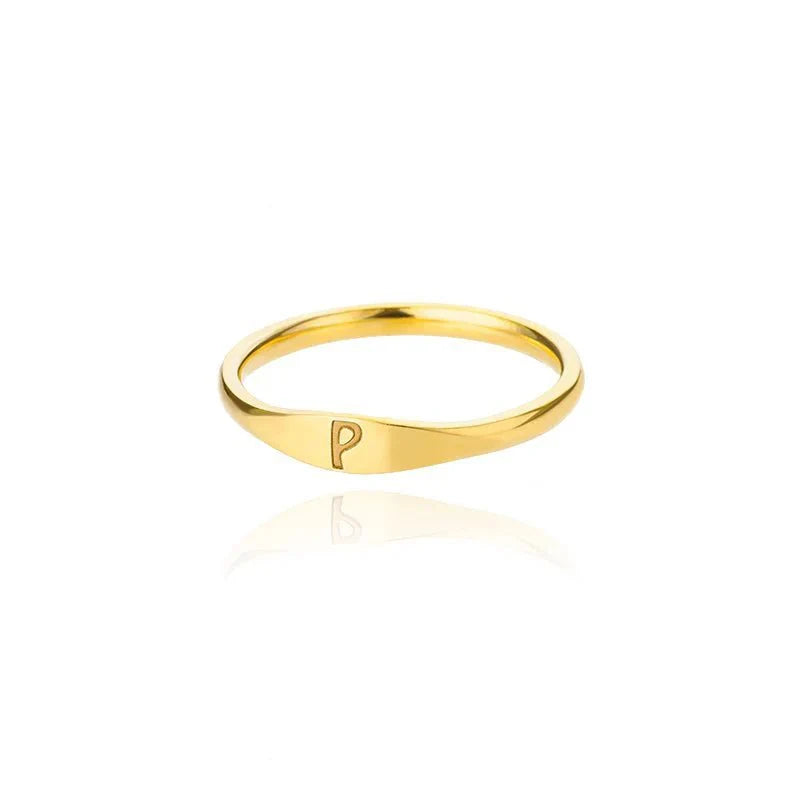Bague fine et délicate avec initiale