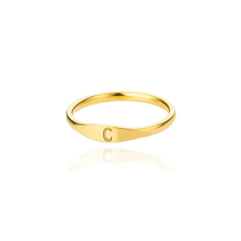 Bague fine et délicate avec initiale
