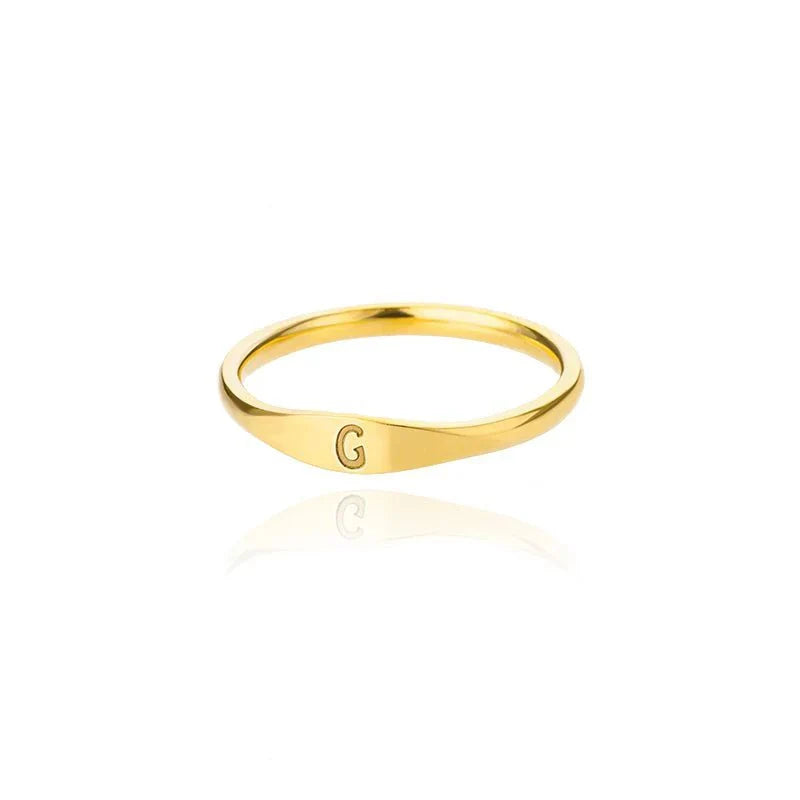 Bague fine et délicate avec initiale