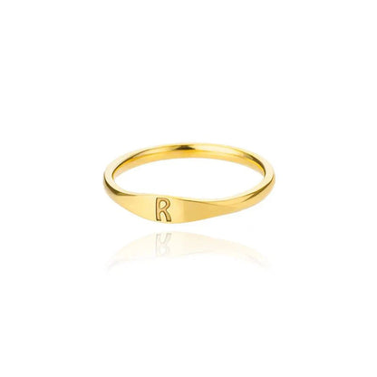 Bague fine et délicate avec initiale
