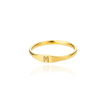 Bague fine et délicate avec initiale