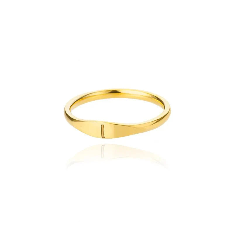 Bague fine et délicate avec initiale
