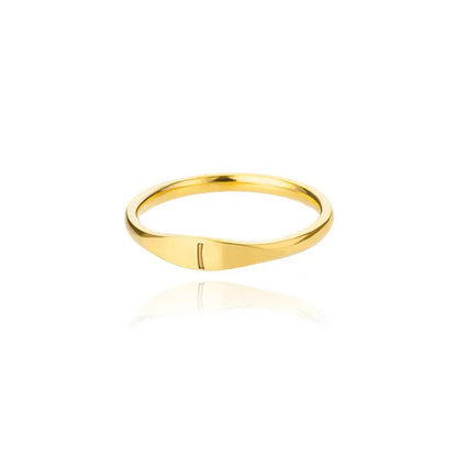 Bague fine et délicate avec initiale