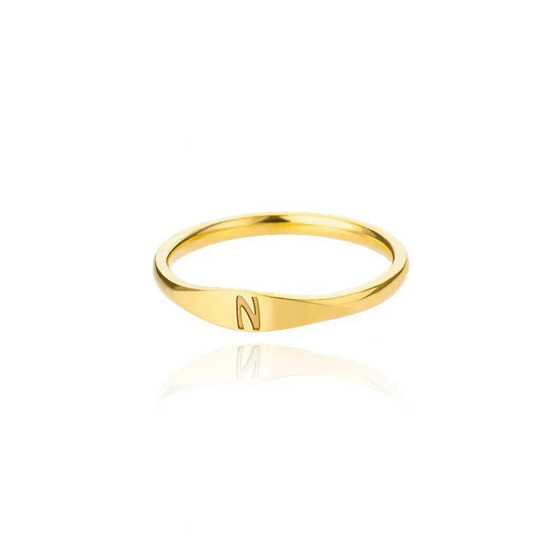 Bague fine et délicate avec initiale