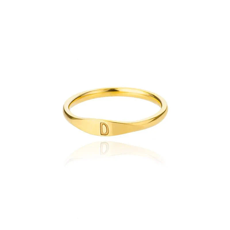 Bague fine et délicate avec initiale