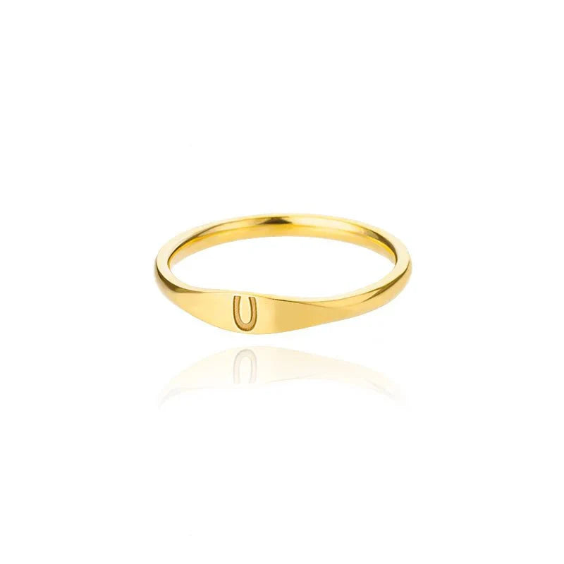 Bague fine et délicate avec initiale