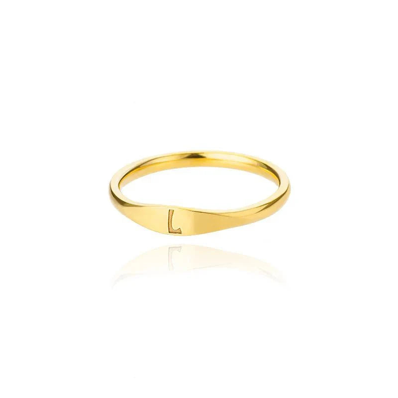 Bague fine et délicate avec initiale