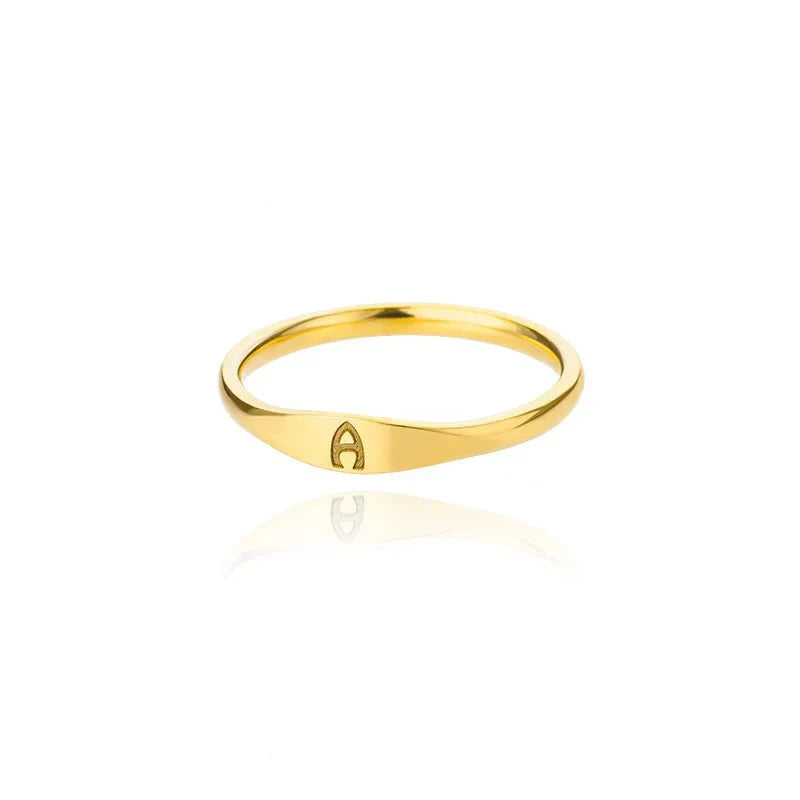 Bague fine et délicate avec initiale
