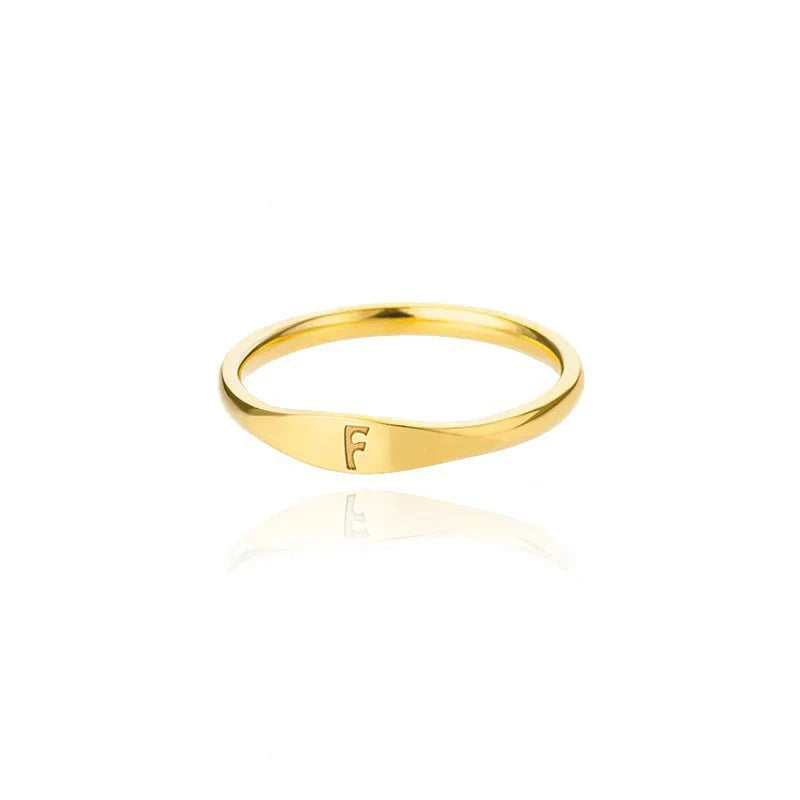 Bague fine et délicate avec initiale