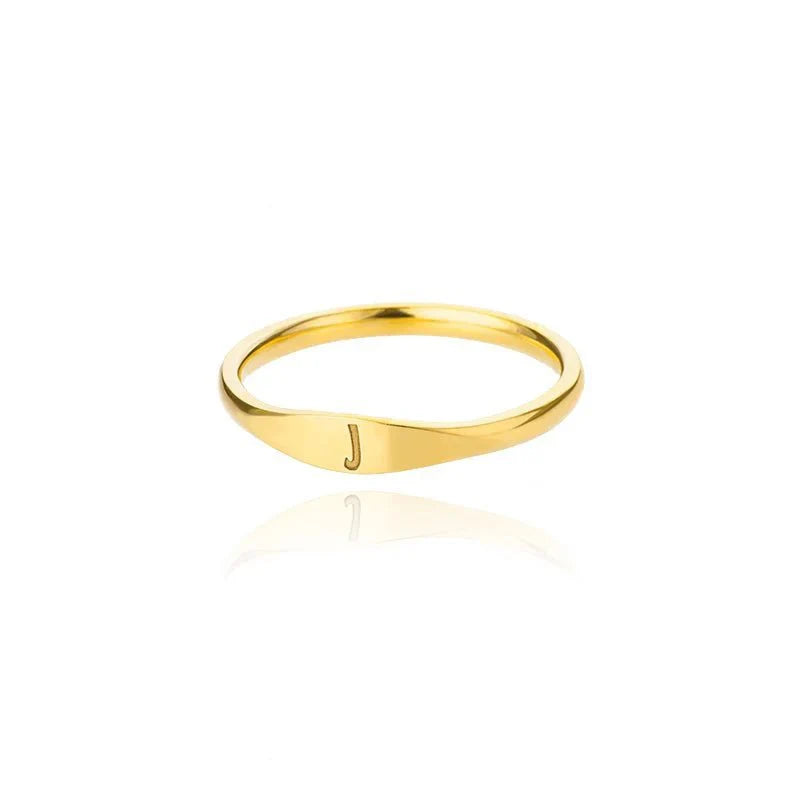 Bague fine et délicate avec initiale