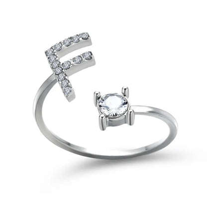 Bague en diamant personnalisée avec initiale délicate