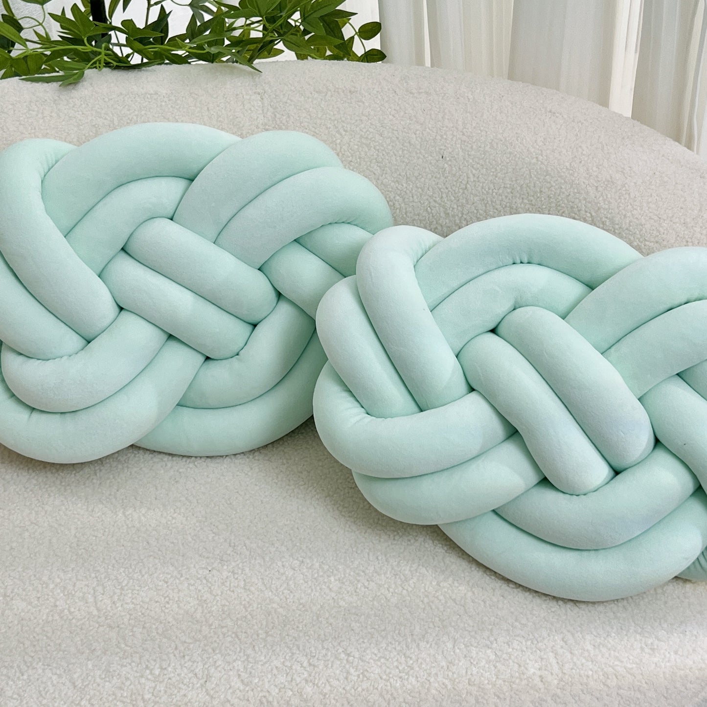 Coussin nuage en peluche avec détail de bouton