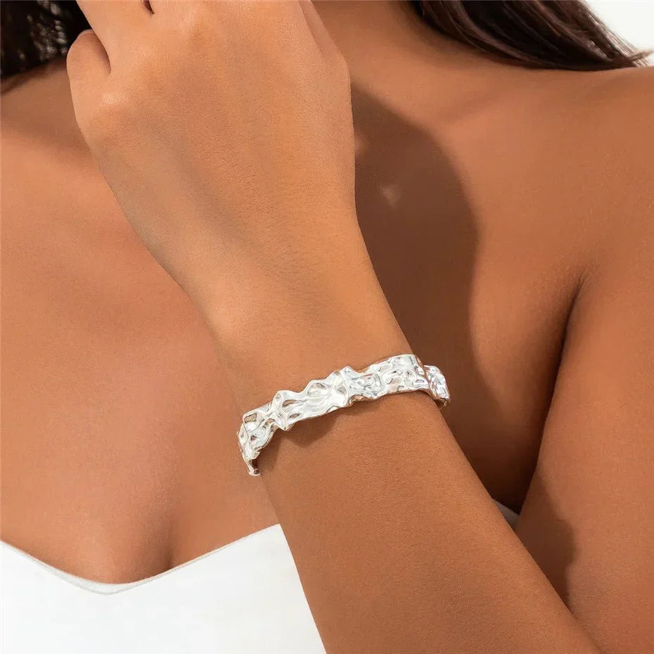 Bracelet jonc unique à motif de pierre brute