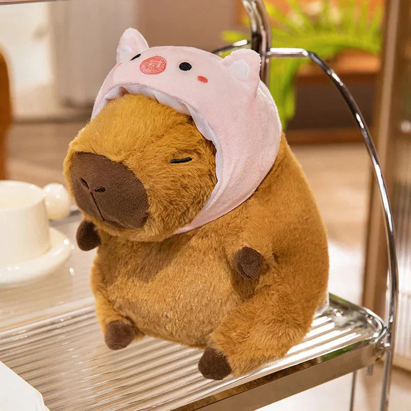Mignonne grosse peluche capybara avec chapeau