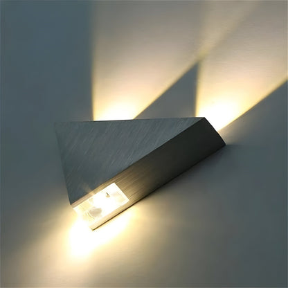 Applique murale LED triangulaire élégante 