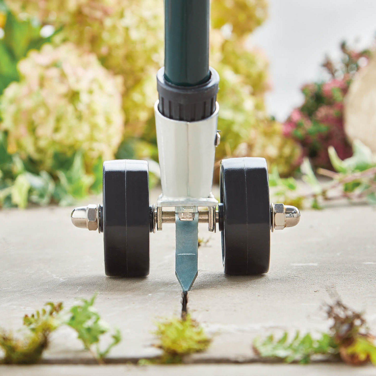 Outil facile pour enlever les mauvaises herbes de jardin