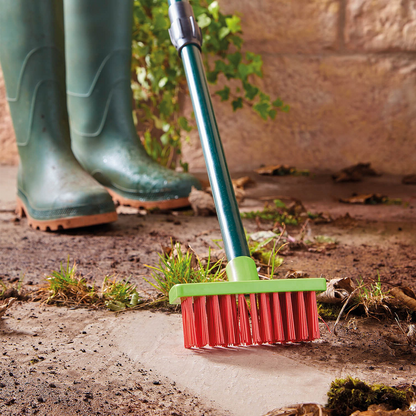 Outil facile pour enlever les mauvaises herbes de jardin
