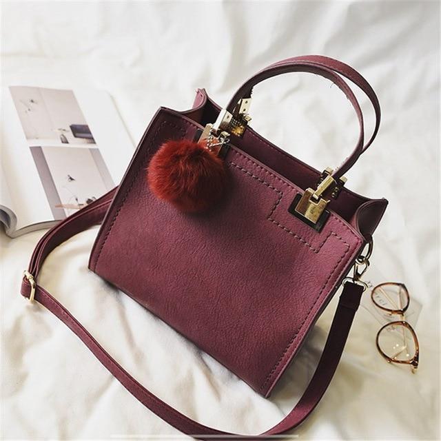 Sac cabas femme en cuir souple et fourrure de luxe avec pompon